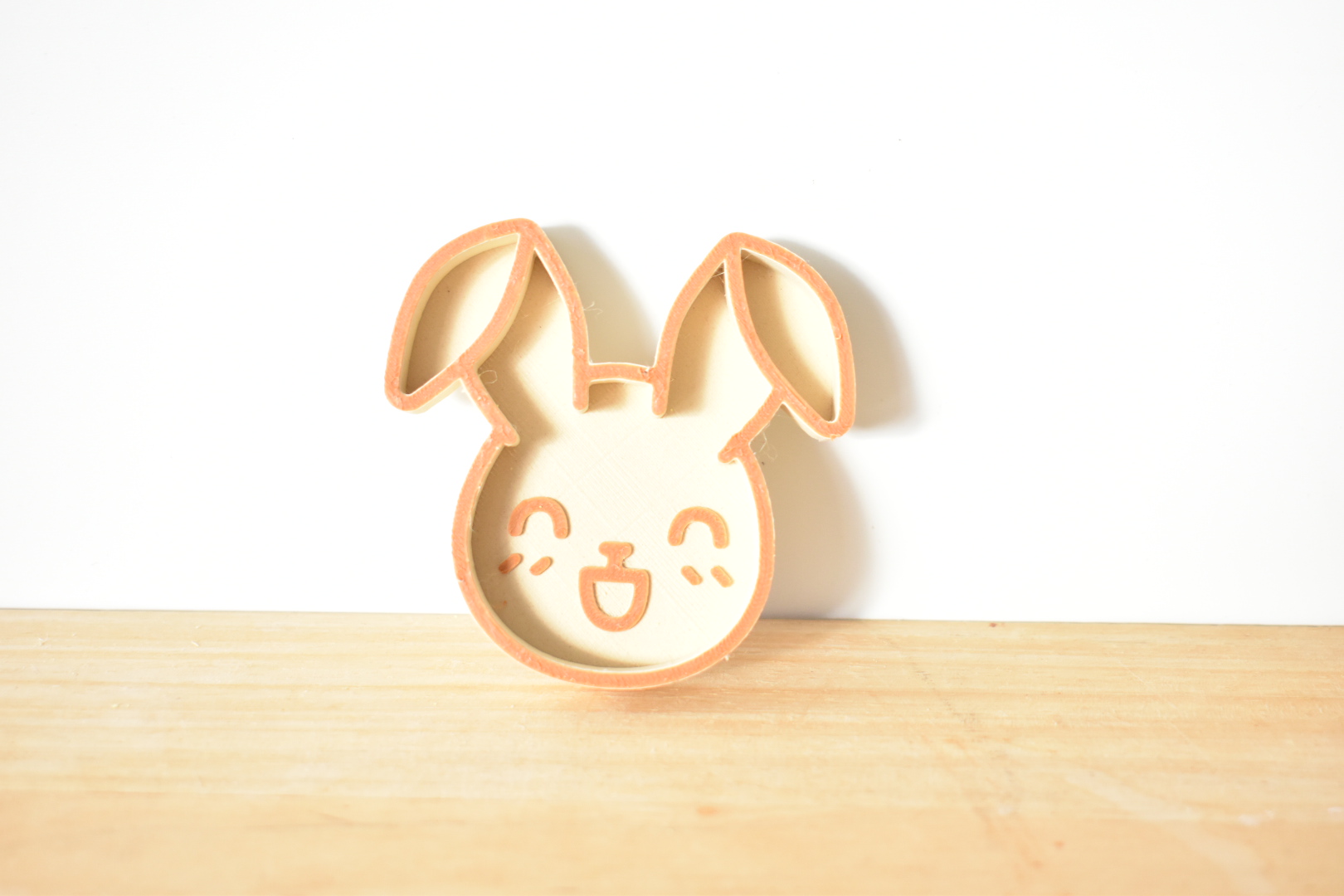 sensorisch spel, sensorisch speelgoed, sensorische tafel, speeltijst, kinetisch zand, vulvormen, vulvormen pasen, paasvormen, kuikentje vulvorm, vulvorm paashaas, rinkelende paaseitjes, houten speelgoed pasen, paasttafel