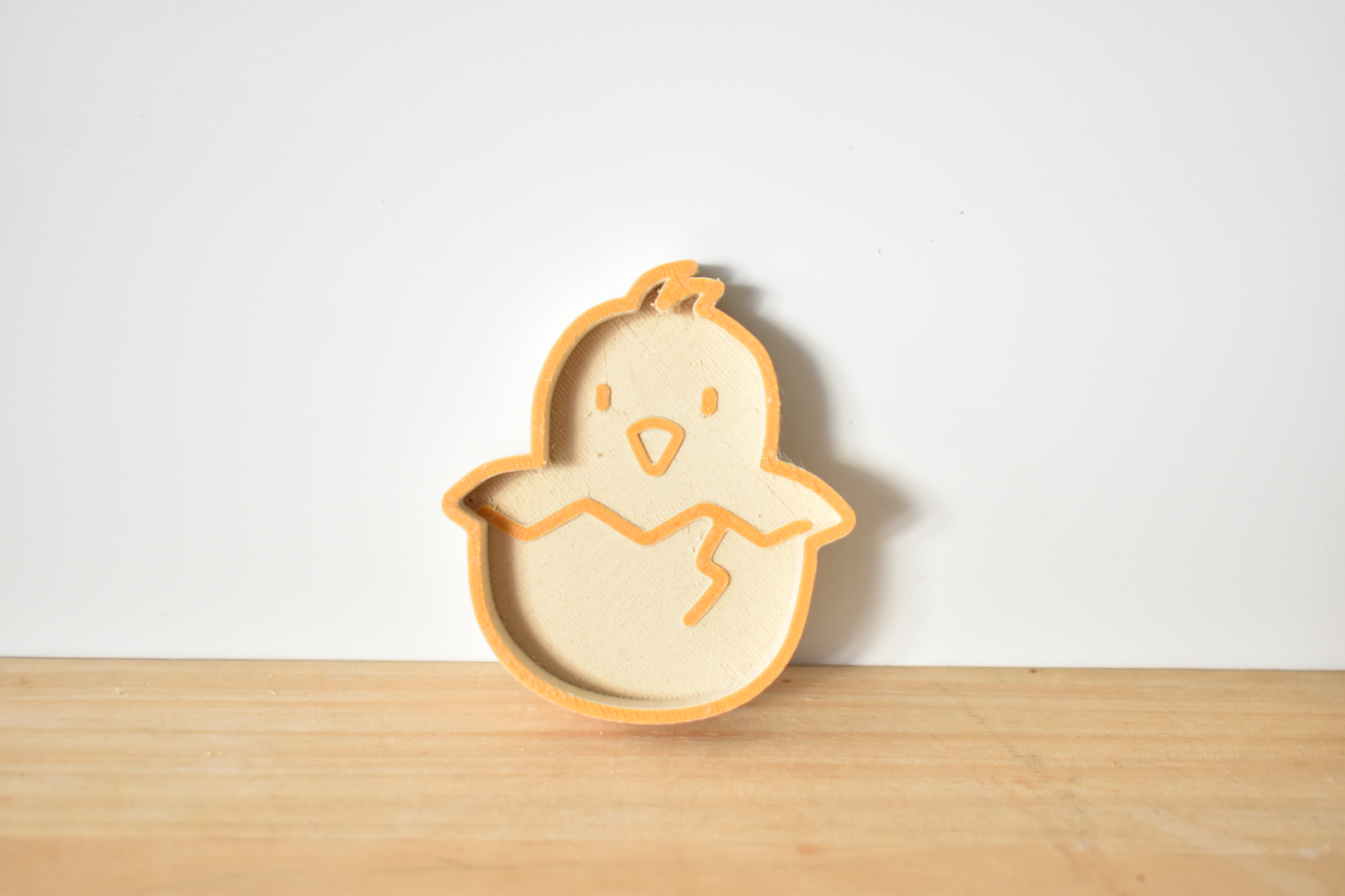 sensorisch spel, sensorisch speelgoed, sensorische tafel, speeltijst, kinetisch zand, vulvormen, vulvormen pasen, paasvormen, kuikentje vulvorm, vulvorm paashaas, rinkelende paaseitjes, houten speelgoed pasen, paasttafel