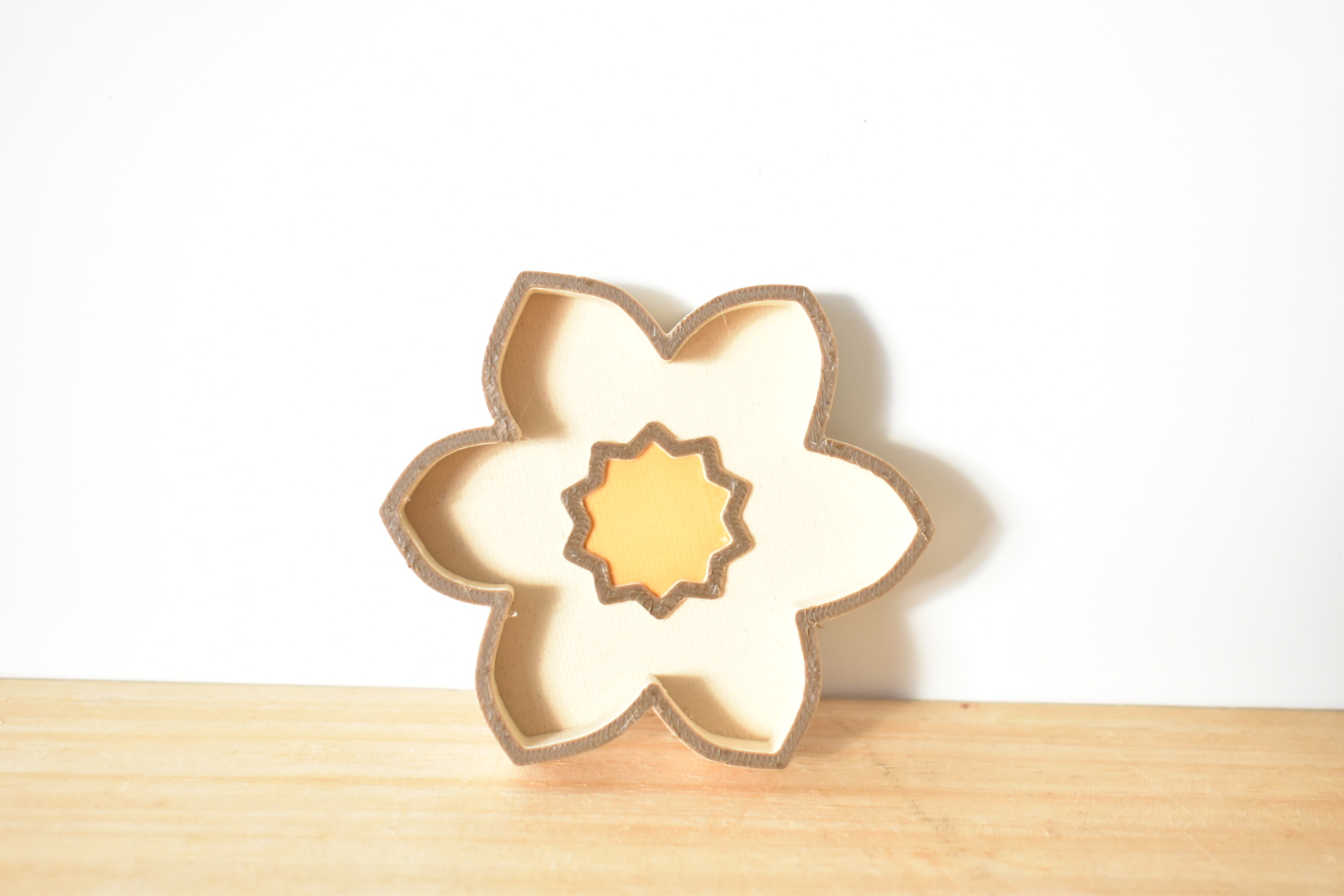 sensorisch spel, sensorisch speelgoed, sensorische tafel, speeltijst, kinetisch zand, vulvormen, vulvormen pasen, paasvormen, kuikentje vulvorm, vulvorm paashaas, rinkelende paaseitjes, houten speelgoed pasen, paasttafel