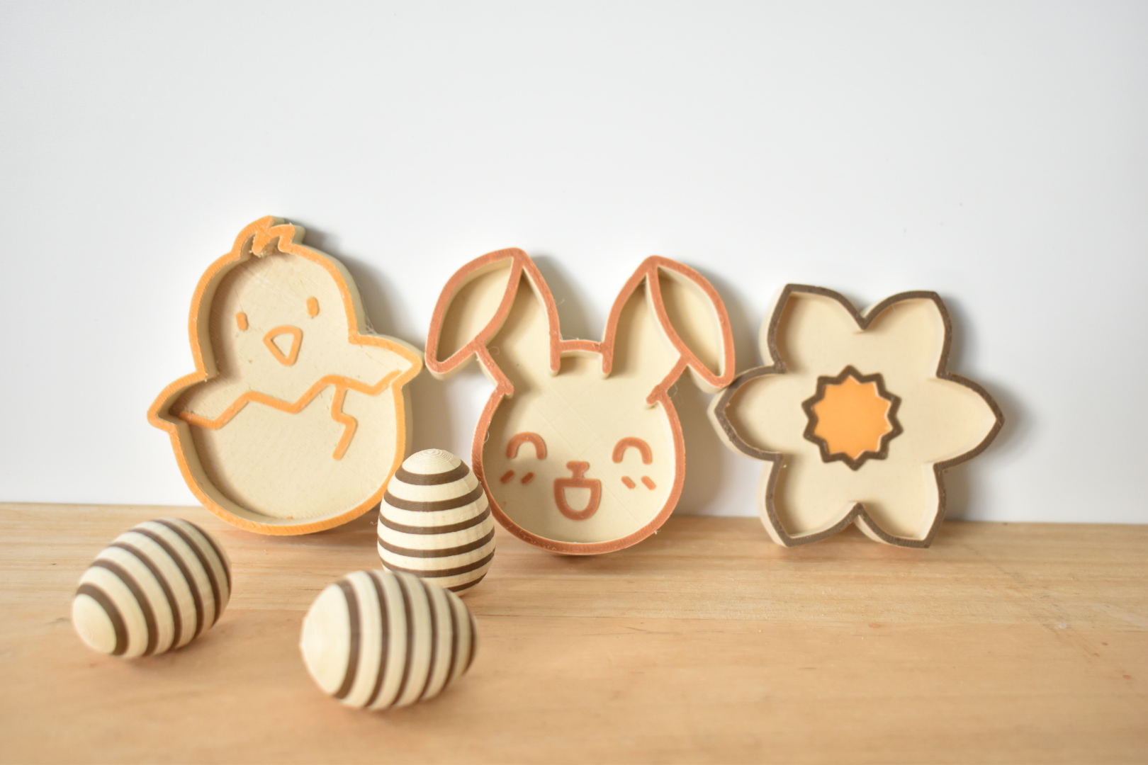 sensorisch spel, sensorisch speelgoed, sensorische tafel, speeltijst, kinetisch zand, vulvormen, vulvormen pasen, paasvormen, kuikentje vulvorm, vulvorm paashaas, rinkelende paaseitjes, houten speelgoed pasen, paasttafel