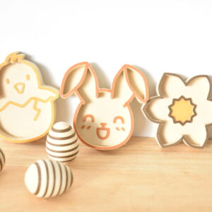 sensorisch spel, sensorisch speelgoed, sensorische tafel, speeltijst, kinetisch zand, vulvormen, vulvormen pasen, paasvormen, kuikentje vulvorm, vulvorm paashaas, rinkelende paaseitjes, houten speelgoed pasen, paasttafel