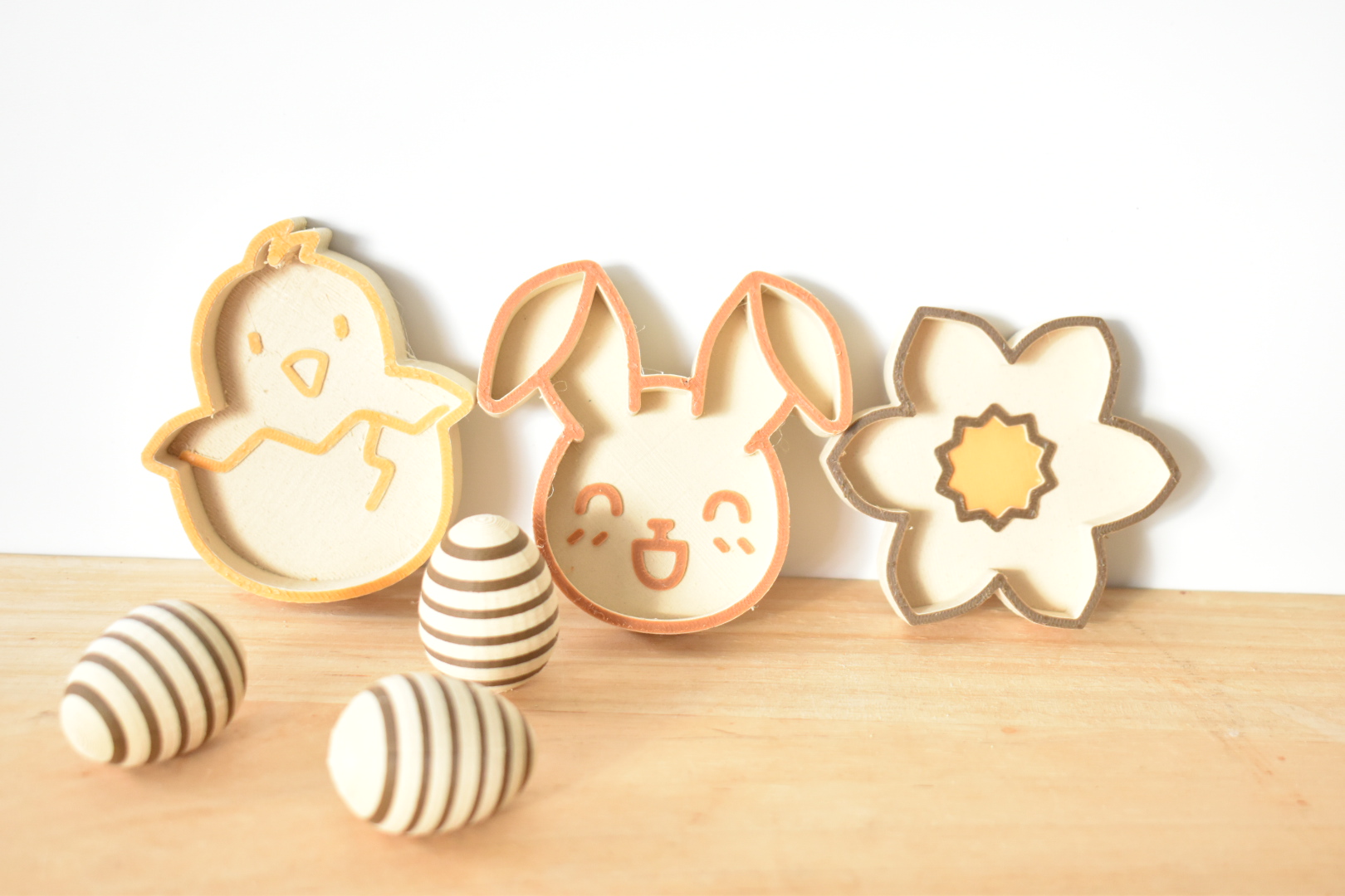 sensorisch spel, sensorisch speelgoed, sensorische tafel, speeltijst, kinetisch zand, vulvormen, vulvormen pasen, paasvormen, kuikentje vulvorm, vulvorm paashaas, rinkelende paaseitjes, houten speelgoed pasen, paasttafel