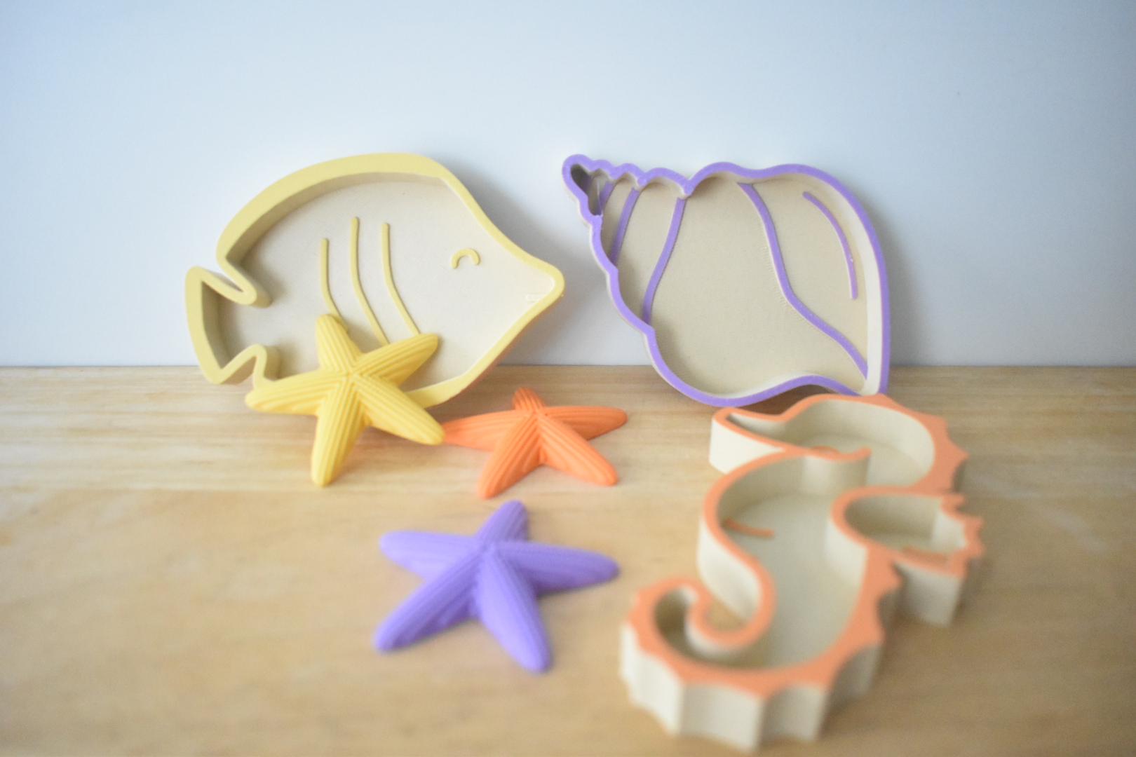 sensorisch spel, sensorisch speelgoed, sensorische tafel, speeltijst, kinetisch zand, vulvormen, vulvormen pasen, paasvormen, kuikentje vulvorm, vulvorm paashaas, rinkelende paaseitjes, houten speelgoed pasen, paasttafel