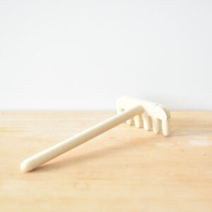 sensorisch spel, sensorisch speelgoed, sensorische tafel, speeltijst, kinetisch zand, vulvormen, vulvormen pasen, paasvormen, kuikentje vulvorm, vulvorm paashaas, rinkelende paaseitjes, houten speelgoed pasen, paasttafel
