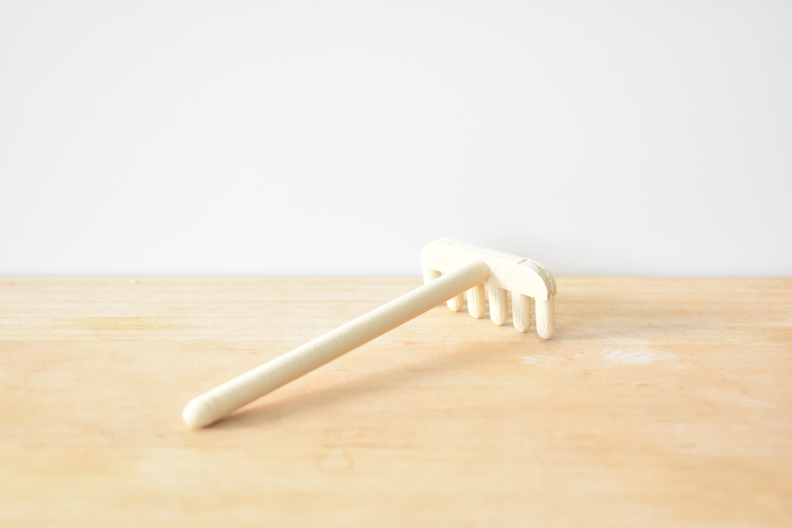 sensorisch spel, sensorisch speelgoed, sensorische tafel, speeltijst, kinetisch zand, vulvormen, vulvormen pasen, paasvormen, kuikentje vulvorm, vulvorm paashaas, rinkelende paaseitjes, houten speelgoed pasen, paasttafel