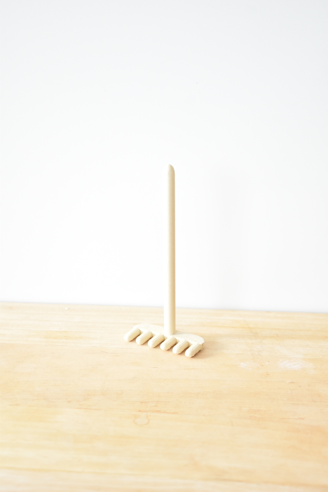 sensorisch spel, sensorisch speelgoed, sensorische tafel, speeltijst, kinetisch zand, vulvormen, vulvormen pasen, paasvormen, kuikentje vulvorm, vulvorm paashaas, rinkelende paaseitjes, houten speelgoed pasen, paasttafel
